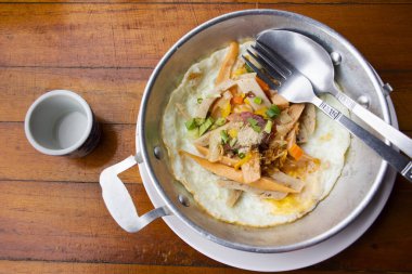 Tayland, Ratchaburi 'de müşteriler için Tayland restoranı gezginleri için küçük bir restoranda sosisli ve sebzeli kahvaltılık yumurta ve sosisli sandviç.