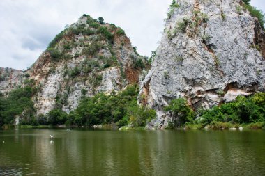 Taylandlı ve yabancı gezginler için Khao Ngu Taş Parkı ve orman kireçtaşı dağı manzarası gezisi dinlenme ve yürüyüş gezileri Ratchaburi, Tayland 'da Rat Buri şehrinde
