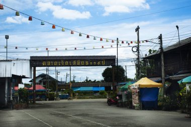 Antik Chet Samian pazarı ya da Chetsamian eski çarşısı ve Tayland 'daki Ratchaburi Tayland' da 16 Eylül 2023 tarihinde Rat Buri şehrinde seyahat eden Taylandlılar için antika retro mimari. 