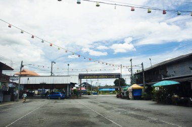 Antik Chet Samian pazarı ya da Chetsamian eski çarşısı ve Tayland 'daki Ratchaburi Tayland' da 16 Eylül 2023 tarihinde Rat Buri şehrinde seyahat eden Taylandlılar için antika retro mimari. 