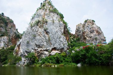 Taylandlı ve yabancı gezginler için Khao Ngu Taş Parkı ve orman kireçtaşı dağı manzarası gezisi dinlenme ve yürüyüş gezileri Ratchaburi, Tayland 'da Rat Buri şehrinde