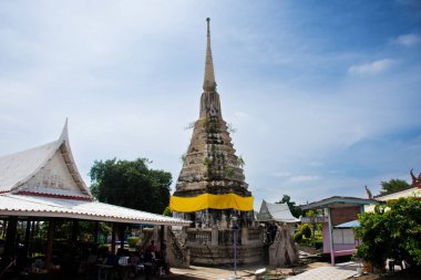 Antik stupa ve harabeler Wat Klang Khlong Wattanaram tapınağını darmadağın etti Tayland 'ın başkenti Ayutthaya' da 22 Eylül 2023 'te kutsanmış Buda heykelini ziyaret edenler için.