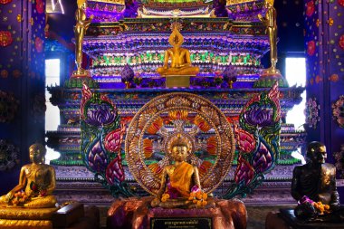 Thai halkı için Wat Klang Khlong Wattanaram Tapınağı 'nın eski güzel Buda' sı ve antika ubosot 22 Eylül 2023 'te Ayutthaya, Tayland' da kutsanmış kutsal bir gizemi ziyaret edin.