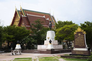 Taylandlı gezginler için Kral Rama V 'nin peyzaj ve heykeli 24 Eylül 2023' te Tha Chalom 'daki Wat Chong Lom veya Sutthiwat Wararam Tapınağı' nda Samut Sakhon, Tayland 'da insanlar ziyaret ediyor.