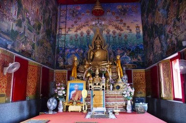 Antik Buda ve Wat Lang San Prasit tapınağının antik ubosot 'u Tayland' ın Samut Sakhon şehrinde 24 Eylül 2023 tarihinde Tha Chalom 'da kutsanmış dilek efsanesine saygı duyarak seyahat ederler.