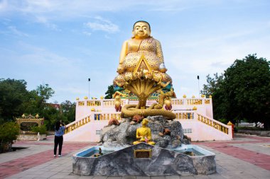 Thai halkı için Gautama Budist veya Gautama Maha Katyayana Budizmi veya Phra sangkajai Buddha Tha Chalom 'daki Wat Lang San Prasit tapınağını 24 Eylül 2023' te Samut Sakhon, Tayland 'da ziyaret edin.