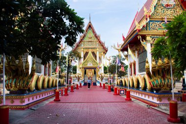 Taylandlı gezginler için antik ibadet salonu ya da antika eski ubosot 24 Eylül 2023 'te Tayland Samut Sakhon' da bulunan Tha Chalom 'daki Wat Lang San Prasit tapınağındaki kutsal Buda' ya dua ederek seyahat ederler.