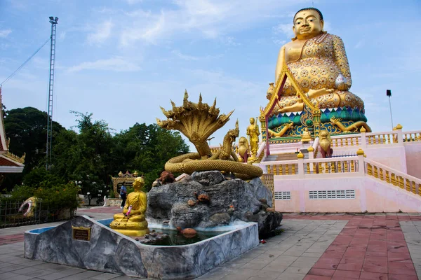 Thai halkı için Gautama Budist veya Gautama Maha Katyayana Budizmi veya Phra sangkajai Buddha Tha Chalom 'daki Wat Lang San Prasit tapınağını 24 Eylül 2023' te Samut Sakhon, Tayland 'da ziyaret edin.