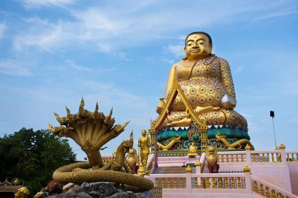 Taylandlılar için Gautama Budist veya Gautama Maha Katyayana Budizmi veya Phra sangkajai budha Wat Lang San Prasit tapınağındaki Ratchaburi Tayland 'da bulunan Tha Chalom tapınağına dua etmek için gelmektedir.