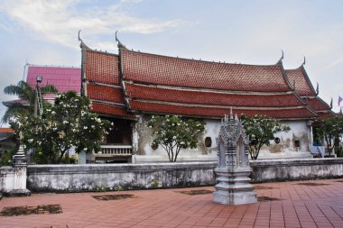 Tayland 'ın Samut Sakhon kentindeki Tha Chalom' da Tha Chin 'deki Wat Yai Chom Prasat Tapınağı' na seyahat eden Taylandlı gezginler için düzenleme salonu veya antika eski ubosot ziyaret edip Buda 'ya dua edin.