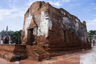 Eski harabeler ve antik harabeler Tayland 'ın Samut Sakhon kentindeki Tha Chalom' da Tha Chin 'de bulunan Wat Yai Chom Prasat tapınağını ziyaret eden insanlar için ahşap çadırı ziyaret ediyor.