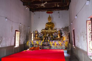 Wat Yai Chom Prasat tapınağının antik harabelerinde antik Buda 'nın kalıntıları. Gezginler seyahat eder ve dua edip dua ederler. Tha Chin' de Samut Sakhon Tayland 'daki Tha Chalom' da.