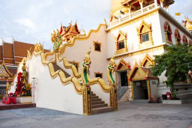 Antik Wat Phai Lueang Tapınağı 'nın antik stupası Tayland' ın Nonthaburi kentindeki Bang Bua Thong şehrindeki kutsal Buda heykelini ziyaret edip dua eden gezginler için.