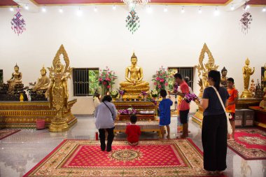 Antik Buda ve antik tanrı Wat Phai Lueang tapınağı Tayland 'ın başkenti Nonthaburi' de 1 Ekim 2023 tarihinde kutsanmış Bang Bua Thong 'u ziyaret edin.