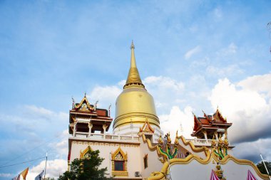 Antik Wat Phai Lueang Tapınağı 'nın antik stupası Tayland' ın Nonthaburi kentindeki Bang Bua Thong şehrindeki kutsal Buda heykelini ziyaret edip dua eden gezginler için.