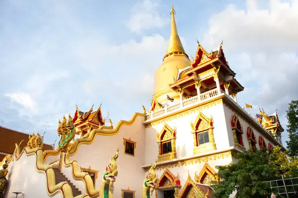 タイ人旅行者のためのワット ファイヤン寺院の古代のスタパまたはアンティーク チェディは タイのヌントゥブリのバンブア トン市で神秘的な願いを祝福し 祈ります — ストック写真