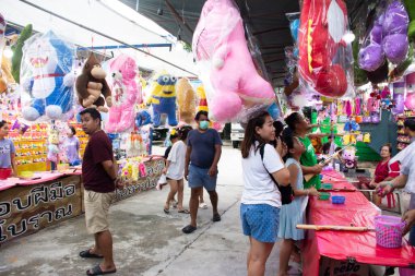 Taylandlı gezginler için Wat Phai Lueang Tapınağı 'nda düzenlenen geleneksel lunapark festivalinde mantar atışları 1 Ekim 2023' te Nonthaburi Tayland 'a seyahat ve oyun oynamaya gitti.