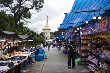 Taylandlılar 1 Ekim 2023 'te Nonthaburi Tayland' da Kathin törenini ve Wat Phai Lueang Tapınağı 'nın yıllık etkinlik festivalini ziyaret eder ve Bang Bua Thong' daki yerel dükkandan içki yer.