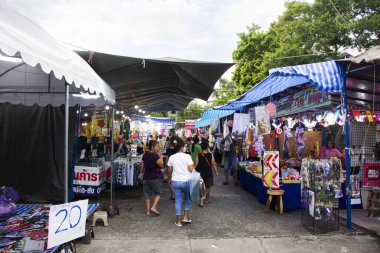 Taylandlılar 1 Ekim 2023 'te Nonthaburi Tayland' da Kathin törenini ve Wat Phai Lueang Tapınağı 'nın yıllık etkinlik festivalini ziyaret eder ve Bang Bua Thong' daki yerel dükkandan içki yer.