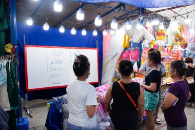 Thai halkı için Wat Phai Lueang Tapınağı 'nın yıllık karnaval festivalinde, 1 Ekim 2023' te Nonthaburi Tayland 'da seyahat ve oyun için dart atanlar veya okları dart tahtasına fırlatıyorlar.