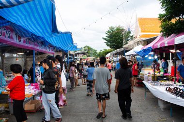 Taylandlılar 1 Ekim 2023 'te Nonthaburi Tayland' da Kathin törenini ve Wat Phai Lueang Tapınağı 'nın yıllık etkinlik festivalini ziyaret eder ve Bang Bua Thong' daki yerel dükkandan içki yer.