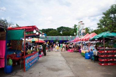 Taylandlılar 1 Ekim 2023 'te Nonthaburi Tayland' da Kathin törenini ve Wat Phai Lueang Tapınağı 'nın yıllık etkinlik festivalini ziyaret eder ve Bang Bua Thong' daki yerel dükkandan içki yer.