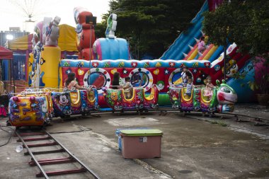 Tayland 'ın Nonthaburi şehrinde 1 Ekim 2023' te düzenlenen Tapınak Festivali 'nde Tayland aile ve çocuk lunaparkındaki çocuklar için oyuncak tren ya da tren vagonu.