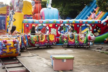 Tayland 'ın Nonthaburi şehrinde 1 Ekim 2023' te düzenlenen Tapınak Festivali 'nde Tayland aile ve çocuk lunaparkındaki çocuklar için oyuncak tren ya da tren vagonu.