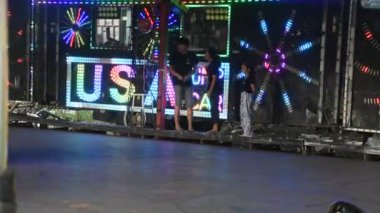 Tayland 'ın Nonthaburi kentinde 1 Ekim 2023' te düzenlenen Tapınak Festivali 'nde Thai ailesi ve çocukları için çarpan elektrikli arabalar ya da çarpışan oyuncak arabalar.