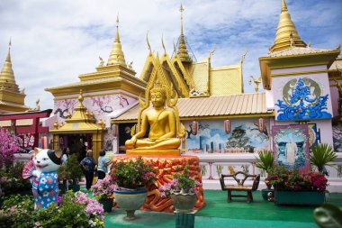 Bahçe parkı manzarası ve Tayland mimarisi Wat Khao Din Tapınağı yolcuları için saygı duası yaparak 7 Ekim 2023 'te Suphan Buri, Tayland' da Buda 'yı ziyaret edin.