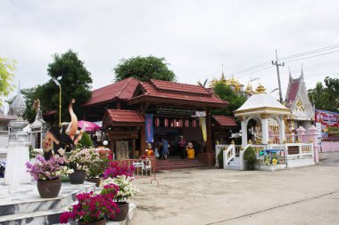 Maneki neko arazi mimarisi Wat Khao Din Tapınağı yolcuları için Tayland tarzı Tai Khao Din Tapınağı insanlar 7 Ekim 2023 tarihinde Suphanburi, Tayland 'da ziyaret ve ibadet Buda ziyaret ve saygı