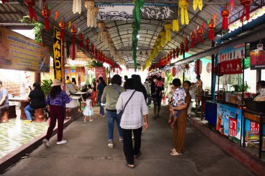 Hawker geleneksel Thai insanları, 7 Ekim 2023 'te Suphanburi' deki Wat Khao Din Tapınağı 'nda gezginler için sokak pazarında yerel ürünler satıyor.
