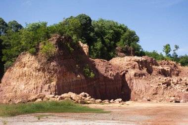 Kanyon kayaları toprak yüzeyinden ve kumtaşının doğal erozyonundan çeşitli şekillerde oluşmuş ve Tayland 'ın Phatthalung kentinde seyahat etmek için ormanda bir çukur kazmış.