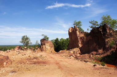 Kaya şeklindeki kayalar toprak yüzeyinden ve kumtaşının doğal erozyonundan farklı şekillerde oluşmuş ve Tayland, Phatthalung 'da seyahat etmek için ormandaki dağlık alanda bir çukur kazmış.