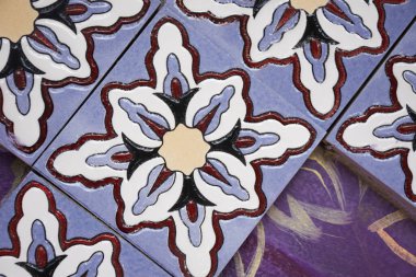 El yapımı retro izleme seramik ve el yapımı mermer döşeme kalıpları duvarda grafiti sokak sanatı ile antika pazarında. Tayland, Surat Thani 'deki Yüzlerce yıllık eski Surthani kasabasında 100 yıllık kemer köprüsü.