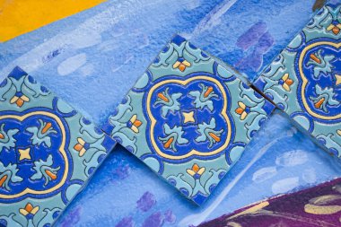 El yapımı retro izleme seramik ve el yapımı mermer döşeme kalıpları duvarda grafiti sokak sanatı ile antika pazarında. Tayland, Surat Thani 'deki Yüzlerce yıllık eski Surthani kasabasında 100 yıllık kemer köprüsü.