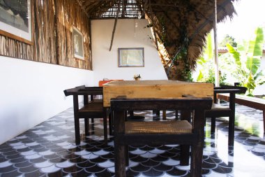 Dış modern klasik tasarım ve bahçe parkındaki iç dekorasyon mobilyaları Tayland 'da Phatthalung' da lüks bir tatil köyünde dinlenme tesisinde misafir gezginler için.