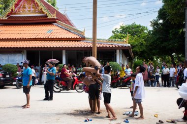 Tayland yerlileri, 10. Ay Festivali 'nde sütunları almak ya da 12 Ekim 2023' te Phatthalung, Tayland 'da aç hayaletleri yakalamak için tırmanma ayinine katılıyor.