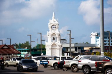 Tayland 'ın başkenti Surat Thani' de 12 Ekim 2023 'te Tayland' da bulunan Suratthani eski kasabasını ziyaret eden Taylandlı insanlar için Tapi veya Tapee nehrinin nehir kıyısında klasik bir beyaz saat kulesi.