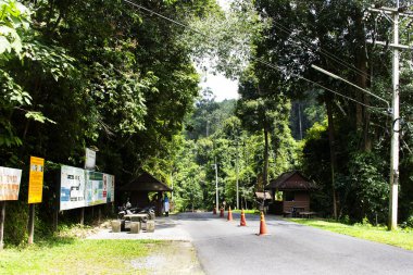 Taylandlı gezginler için giriş ve güvenlik bileti standı Namtok Yong Şelaleleri Ulusal Parkı Tenasserim Hills 'i ziyaret etmek için 11 Ekim 2023' te Nakhon Si Thammarat, Tayland
