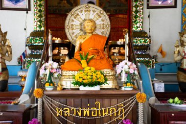 Buda ve Budist aziz kutsal arhat ya da Budizm keşişi Wat Kui Buri Tapınağı 'nın soylu arahant heykeli 11 Ekim 2023' te Tayland 'daki Prahuap Khiri Han' da yapılan duaya saygı duasını ziyaret edin.