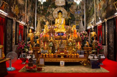 Buda ve Budist aziz kutsal arhat ya da Budizm keşişi Wat Kui Buri Tapınağı 'nın soylu arahant heykeli 11 Ekim 2023' te Tayland 'daki Prahuap Khiri Han' da yapılan duaya saygı duasını ziyaret edin.