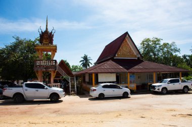 Tayland 'daki Phatthalung, Tayland' da 13 Ekim 2023 'te Wat Pho Khuan Maphrao tapınağında dua eden insanlar için antik vaazlar ve antik çan kulesi.