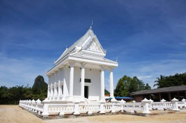 Tayland halkı için antik beyaz ubosot papazlık salonu veya eski antik kilise 13 Ekim 2023 'te Phatthalung, Tayland' da bulunan Wat Pho Khuan Maphrao Tapınağı 'nda kutsanmış ve kutsal bir dilek dileyin.