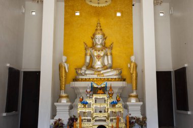 Tayland, Phatthalung 'daki Phatthalung' da kutsanmış kutsal dilek gizemine saygılarını sunmak için seyahat eden Taylandlılar için Wat Pho Khuan Maphrao Tapınağı 'nın antik ubosotundaki güzel beyaz Buda.