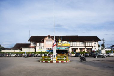 Chumphon tren istasyonunun antika binası ve antika retro mimarisi yerel thai tren istasyonu yolcuları seyahat edenler 11 Ekim 2023 'te Chumphon, Tayland' da hizmet yolculuğunu kullanırlar.