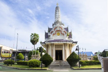 Taylandlılar için antik Chumphon şehir sütun tapınağı 11 Ekim 2023 'te Chumphon, Tayland' da bulunan gizemli eski tanrısal melek mitini ziyaret etmek ve dua etmek için ziyaret ederler.