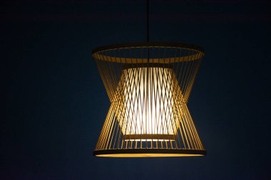 İç dekorasyon mobilyaları ve tavan lambası bambu hasır örgü ile çatıda gezginler için klasik antika otel odasının kapısında geziyor ve Bangkok, Tayland 'da dinleniyor