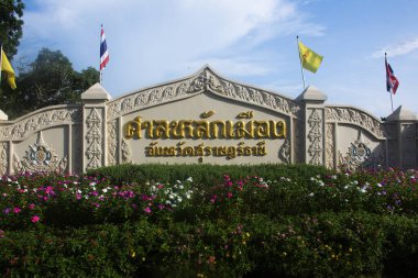 Tayland 'ın başkenti Surat Thani' de 12 Ekim 2023 tarihinde antik Suratthani şehir sütun tapınağı gezginler için ziyaret saygı duası yaparak dua ederek gizemli eski tanrısal melek efsanesi