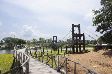 Chom Kwang Köprüsü ve Tayland Chumphon, Tayland 'da 11 Ekim 2023 tarihinde Tayland gezginleri için Nong Yai Kraliyet Kalkınma Girişimi Projeleri ve Regülasyon Rezervuarı